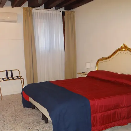 Studio Ai Crociferi Apartment